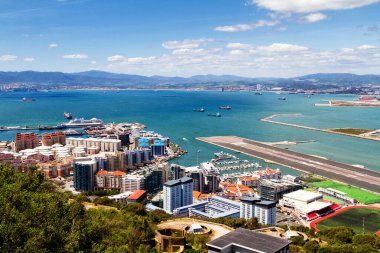 Gibraltar havaalanı pisti ve İspanya 'da La Linea de la Concepcion, Güney Endülüs bölgesi, Cadiz.
