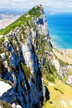 Cebelitarık Kayası 'nın tepesindeki, Yukarı Kaya Doğal Rezervi' ndeki hava manzarası: Sol Cebelitarık kasabası ve körfezi, İspanya 'nın La Linea kasabası, en sondaki Akdeniz. Birleşik Krallık, Avrupa.