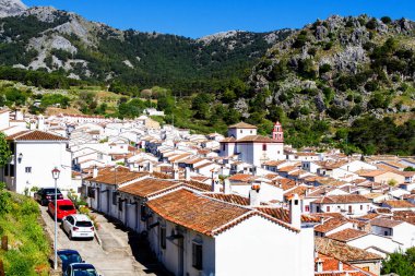 GRAZALEMA, İspanya - 1 Mayıs 2017: Endülüs 'te beyaz şehir (pueblo blanco) Grazalema, İspanya, Avrupa.