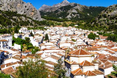 Beyaz şehrin hava manzarası (pueblo blanco) Endülüs 'te Grazalema, İspanya Avrupa' da.
