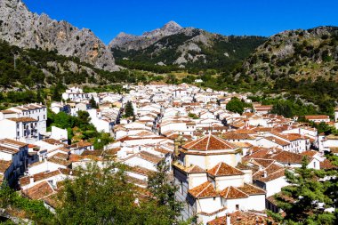 Beyaz şehrin hava manzarası (pueblo blanco) Endülüs 'te Grazalema, İspanya Avrupa' da.