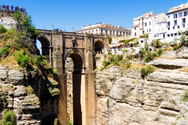 İspanya 'nın Endülüs eyaletinin Ronda kenti. Ronda, beyaz kentte (pueblos blancos) popüler bir turizm merkezidir ve birçok turist tarafından sık sık ziyaret edilir..