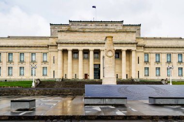 AUCKLAND, NEW ZEALAND - 7 Nisan 2017 'de Auckland Savaş Anıtı Müzesi. Müze, Yeni Zelanda 'nın en popüler ziyaretçi merkezidir (nüfusu 1,5 milyon).)
