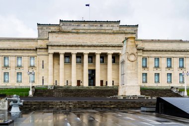AUCKLAND, NEW ZEALAND - 7 Nisan 2017 'de Auckland Savaş Anıtı Müzesi. Müze, Yeni Zelanda 'nın en popüler ziyaretçi merkezidir (nüfusu 1,5 milyon).)