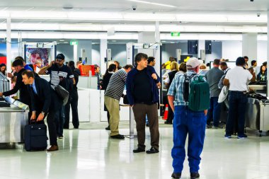 AUCKLAND, NEW ZEALAND - 8 Nisan 2017: Güvenlik kontrol alanı, Auckland Uluslararası Havaalanı 8 Nisan 2017, Yeni Zelanda