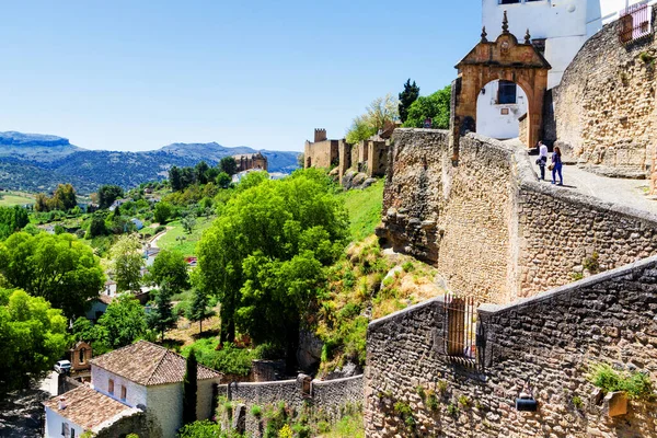 Дома Свисающие Скал Ронда Андалузском Городе Юге Испании Солнечный День — стоковое фото