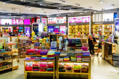 BANGKOK, THAILAND - 9 Nisan 2017: Bangkok- Suvarnabhumi havaalanında Duty Free dükkanı açıldı. Vergisiz mağazalar, belirli yerel veya ulusal vergi ve vergilerin ödenmesinden muaf olan perakende satış mağazalarıdır.