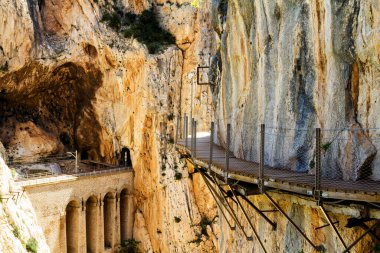 El Camino del Rey, tadilattan önce kralın yolu dünyanın en tehlikeli yollarından biriydi. Malaga, Endülüs, İspanya