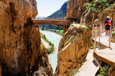 El Camino del Rey, tadilattan önce kralın yolu dünyanın en tehlikeli yollarından biriydi. Malaga, Endülüs, İspanya