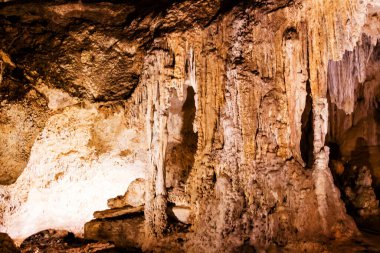 NERJA, İspanya - 3 Mayıs 2017: Endülüs, İspanya 'daki Doğal Mağara' nın İçi -- Cuevas de Nerja 'nın içinde ilginç desenler yaratan çeşitli jeolojik mağara oluşumları var
