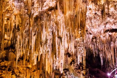 NERJA, İspanya - 3 Mayıs 2017: Endülüs, İspanya 'daki Doğal Mağara' nın İçi -- Cuevas de Nerja 'nın içinde ilginç desenler yaratan çeşitli jeolojik mağara oluşumları var
