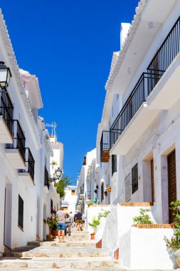 Endülüs 'te güneşli bir günde Frigiliana' nın havadan görünüşü. Beyaz köyler İspanya, Malaga, Avrupa 'nın popüler turistik beldeleri ve eğlence merkezleridir..