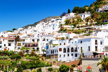 Endülüs 'te, güneşli bir günde (pueblo blanco) Frigiliana' nın havadan görünüşü. Beyaz köyler İspanya, Malaga, Avrupa 'nın popüler turistik beldeleri ve eğlence merkezleridir..