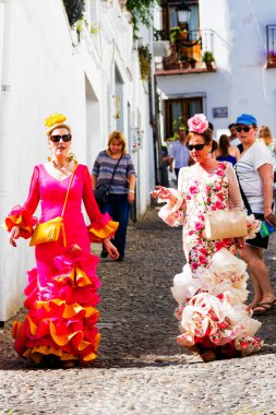 GrandANADA, İspanya - 5 Mayıs 2017: İspanya 'nın Endülüs kentinde düzenlenen Fiesta de las Cruces sırasında geleneksel flamenko elbiseler giyen kadınlar
