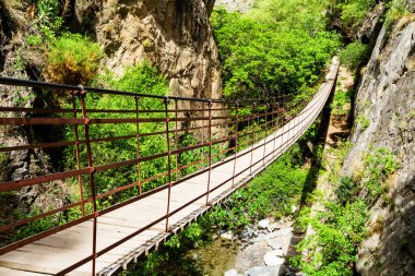 Los Cahorros, Granada, Endülüs, İspanya 'daki bir kanyon üzerinde geniş açılı bir köprü manzarası.