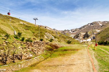 PRADOLLANO, İspanya - 4 Mayıs 2017: İspanya 'nın Sierra Nevada dağlarındaki Pradollano kasabası popüler bir turizm ve kış kayak merkezidir..