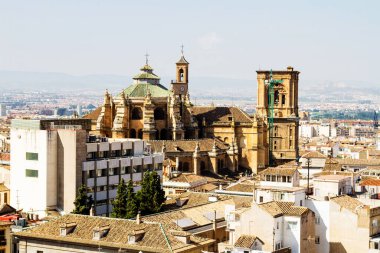 San Jeronimo katedrali ile Granada 'nın hava manzarası, İspanya' nın ünlü Endülüs şehri. Burası UNESCO 'nun Dünya Mirasları Merkezi ve önemli bir turistik ilgi merkezi..
