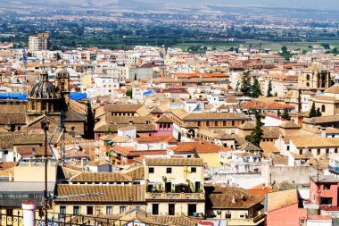 Granada 'nın hava manzarası, İspanya' nın ünlü Endülüs şehri. Burası UNESCO 'nun Dünya Mirasları Merkezi ve önemli bir turistik ilgi merkezi. Alhambra sarayı kompleksinden görüntü