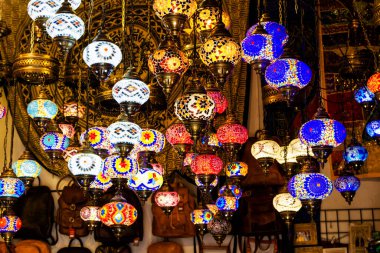 GRENADA, İspanya - 6 Mayıs 2017: Grenada, Endülüs, İspanya 'da bir hediyelik eşya dükkanında geleneksel Fas veya Türk cam ve metal lambaları