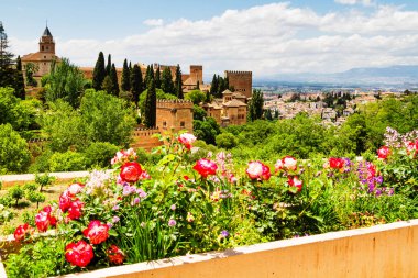 Antik Arap kalesi Alhambra, Granada, İspanya.