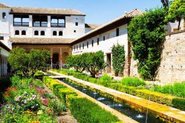 Çeşmeler ve akan sular Alhambra çevresinde yaygın bir özellik olmakla birlikte, özellikle Palacio de Generalife 'de yaygındır..
