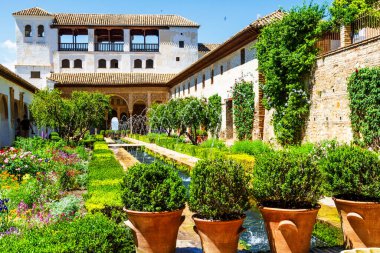 Çeşmeler ve akan sular Alhambra çevresinde yaygın bir özellik olmakla birlikte, özellikle Palacio de Generalife 'de yaygındır..