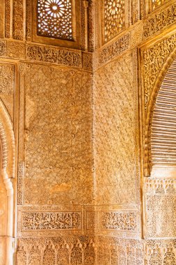 Granada, İspanya - 5 Mayıs 2017: Alhambra, Granada, İspanya 'daki odanın tavanı ve kubbesi. Alhambra, Endülüs, İspanya 'da bulunan bir saray kompleksidir. UNESCO 'nun Dünya Mirası Bölgesi.