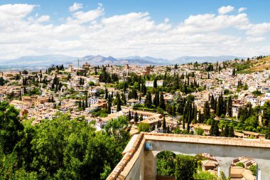 Granada 'nın hava manzarası, İspanya' nın ünlü Endülüs şehri. Burası UNESCO 'nun Dünya Mirasları Merkezi ve önemli bir turistik ilgi merkezi. Alhambra sarayı kompleksinden görüntü