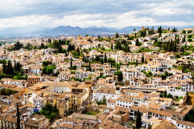 Granada 'nın hava manzarası, İspanya' nın ünlü Endülüs şehri. Burası UNESCO 'nun Dünya Mirasları Merkezi ve önemli bir turistik ilgi merkezi. Alhambra sarayı kompleksinden görüntü