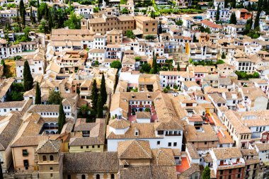 Granada 'nın hava manzarası, İspanya' nın ünlü Endülüs şehri. Burası UNESCO 'nun Dünya Mirasları Merkezi ve önemli bir turistik ilgi merkezi. Alhambra sarayı kompleksinden görüntü