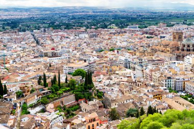 Granada 'nın hava manzarası, İspanya' nın ünlü Endülüs şehri. Burası UNESCO 'nun Dünya Mirasları Merkezi ve önemli bir turistik ilgi merkezi. Alhambra sarayı kompleksinden görüntü