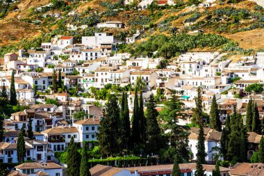 Granada 'nın hava manzarası, İspanya' nın ünlü Endülüs şehri. Burası UNESCO 'nun Dünya Mirasları Merkezi ve önemli bir turistik ilgi merkezi. Alhambra sarayı kompleksinden görüntü