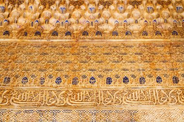 Granada, İspanya - 5 Mayıs 2017: Alhambra, Granada, İspanya 'daki odanın tavanı ve kubbesi. Alhambra, Endülüs, İspanya 'da bulunan bir saray kompleksidir. UNESCO 'nun Dünya Mirası Bölgesi.