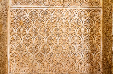 Granada, İspanya - 5 Mayıs 2017: Alhambra, Granada, İspanya 'daki odanın tavanı ve kubbesi. Alhambra, Endülüs, İspanya 'da bulunan bir saray kompleksidir. UNESCO 'nun Dünya Mirası Bölgesi.