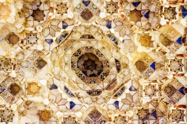 Granada, İspanya - 5 Mayıs 2017: Alhambra, Granada, İspanya 'daki odanın tavanı ve kubbesi. Alhambra, Endülüs, İspanya 'da bulunan bir saray kompleksidir. UNESCO 'nun Dünya Mirası Bölgesi.