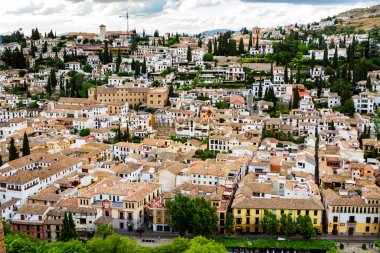 Granada 'nın hava manzarası, İspanya' nın ünlü Endülüs şehri. Burası UNESCO 'nun Dünya Mirasları Merkezi ve önemli bir turistik ilgi merkezi. Alhambra sarayı kompleksinden görüntü