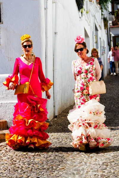 Granada España Mayo 2017 Mujeres Vestidas Con Trajes Flamenca Tradicionales —  Fotos de Stock