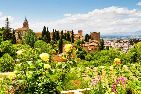 Antik Arap kalesi Alhambra, Granada, İspanya.