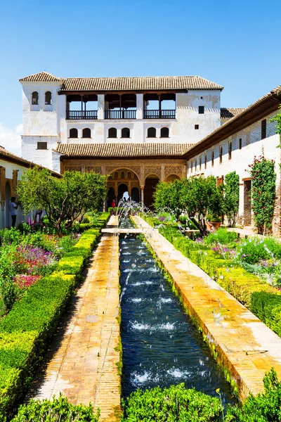Medan Fontäner Och Rinnande Vatten Ett Vanligt Inslag Runt Alhambra — Stockfoto