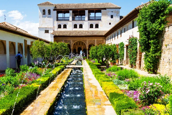 Podczas Gdy Fontanny Płynąca Woda Wspólną Cechą Wokół Alhambry One — Zdjęcie stockowe