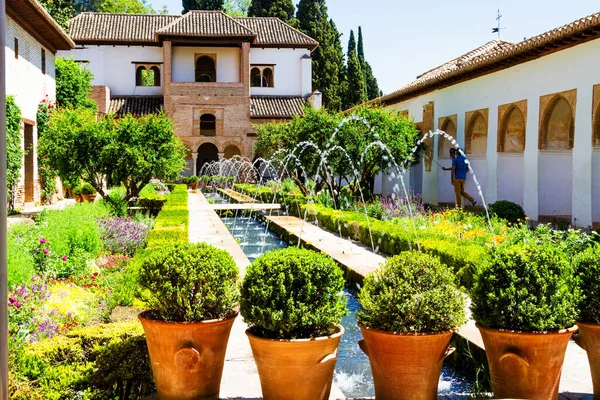 虽然喷泉和流水是Alhambra周围的一个常见特征 但在Palacio Generalife却特别普遍 — 图库照片