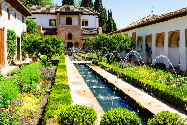 虽然喷泉和流水是Alhambra周围的一个常见特征 但在Palacio Generalife却特别普遍 — 图库照片