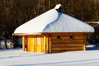 Ustrzyki Gorne 'daki yalnız kulübe, Bieszczady Ulusal Parkı, Karpatlar, Polonya