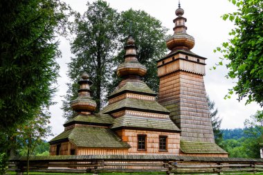 KWIATON, POLAND - 12 Ağustos 2017: Polonya 'nın Beskid Niski sıradağlarındaki UNESCO' da listelenen güzel antik ahşap Katolik kilisesi
