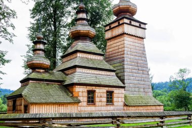 KWIATON, POLAND - 12 Ağustos 2017: Polonya 'nın Beskid Niski sıradağlarındaki UNESCO' da listelenen güzel antik ahşap Katolik kilisesi