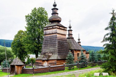 Polonya 'nın Beskid Niski sıradağlarındaki UNESCO' da listelenen güzel antik ahşap Katolik kilisesi