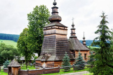 Polonya 'nın Beskid Niski sıradağlarındaki UNESCO' da listelenen güzel antik ahşap Katolik kilisesi