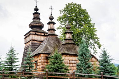 Polonya 'nın Beskid Niski sıradağlarındaki UNESCO' da listelenen güzel antik ahşap Katolik kilisesi
