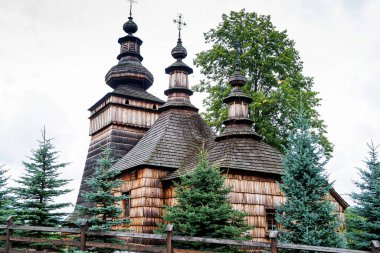 Polonya 'nın Beskid Niski sıradağlarındaki UNESCO' da listelenen güzel antik ahşap Katolik kilisesi