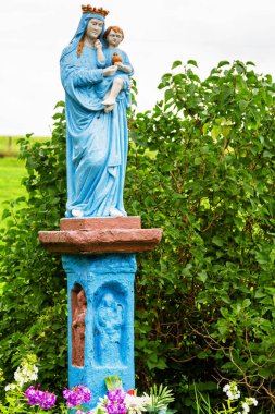 WYSOWA, POLAND - 15 Ağustos 2017: Wayside tapınağı Wysowa, Polonya 'da yol kenarında. Wysowa, Beskid Niski Dağları 'nın merkezinde yer alan bir kasabadır.